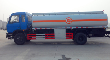 東風145運油車 專業(yè)燃油運輸?shù)目煽炕锇? />
</span>
<span id=